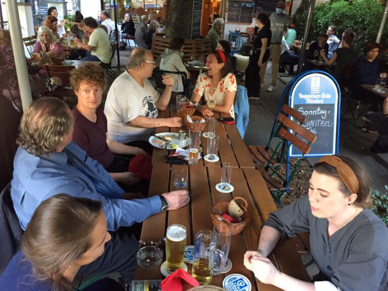 SPD-Mitglieder unterhalten sich im Biergarten des Gasthaus Valentin am Südstern