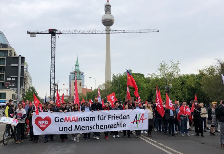 Demonstrationszug der SPD am 1. Mai 2022 am Alexanderplatz in Berlin