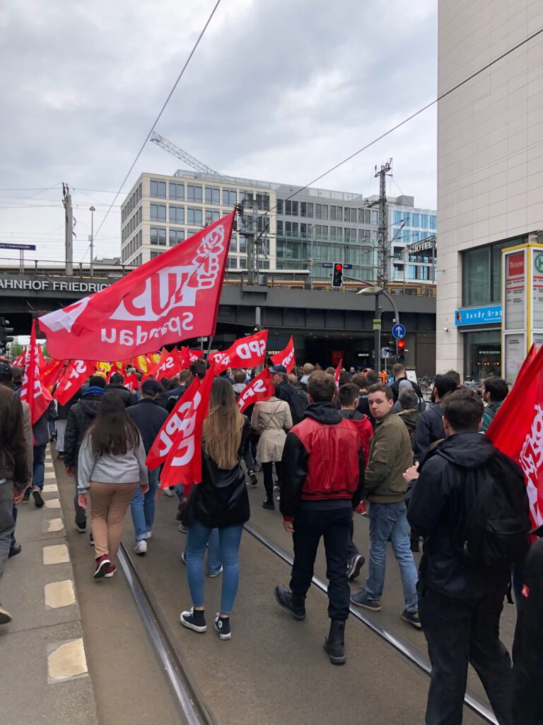 Demonstrationszug der SPD mit Beflaggung am 1. Mai 2022 in Berlin