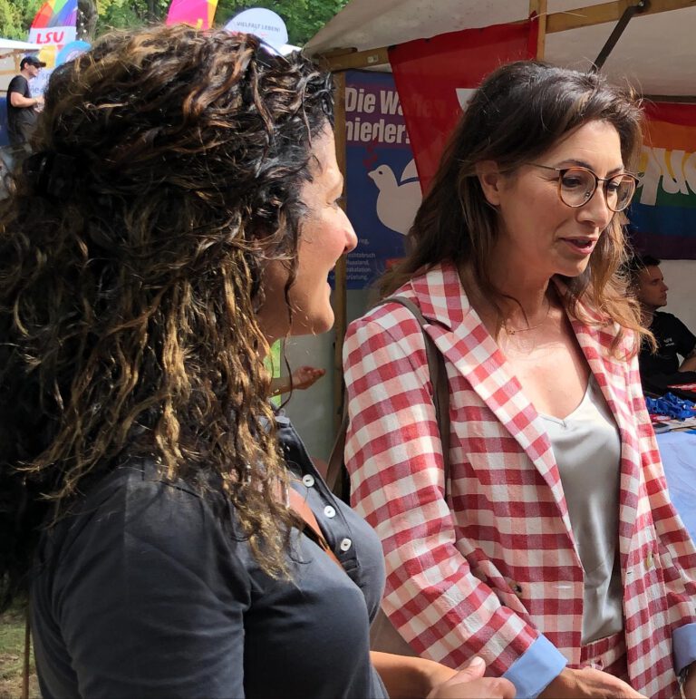 Cansel Kiziltepe und Ayten Eral unterhalten sich auf dem Parkfest Friedrichshain