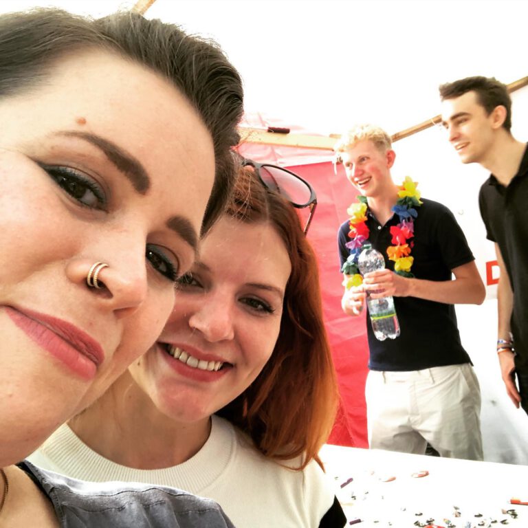 Selfie mit Sarah, Hannah, Joschka und Tom am Stand der SPD Queer auf dem Parkfest Friedrichshain