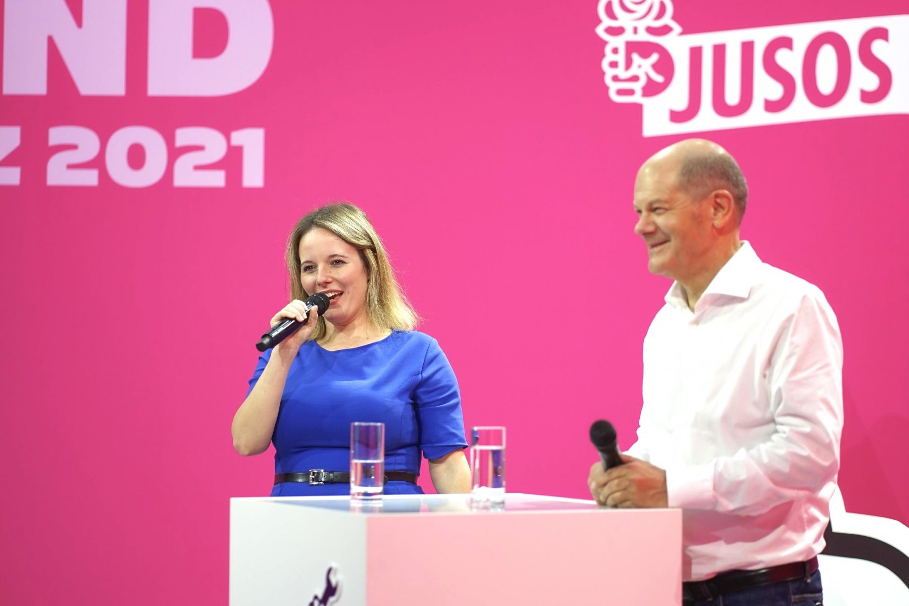 Jessica Rosenthal und Olaf Scholz sprechen auf der Bühne der Bundeskonferenz der Jusos