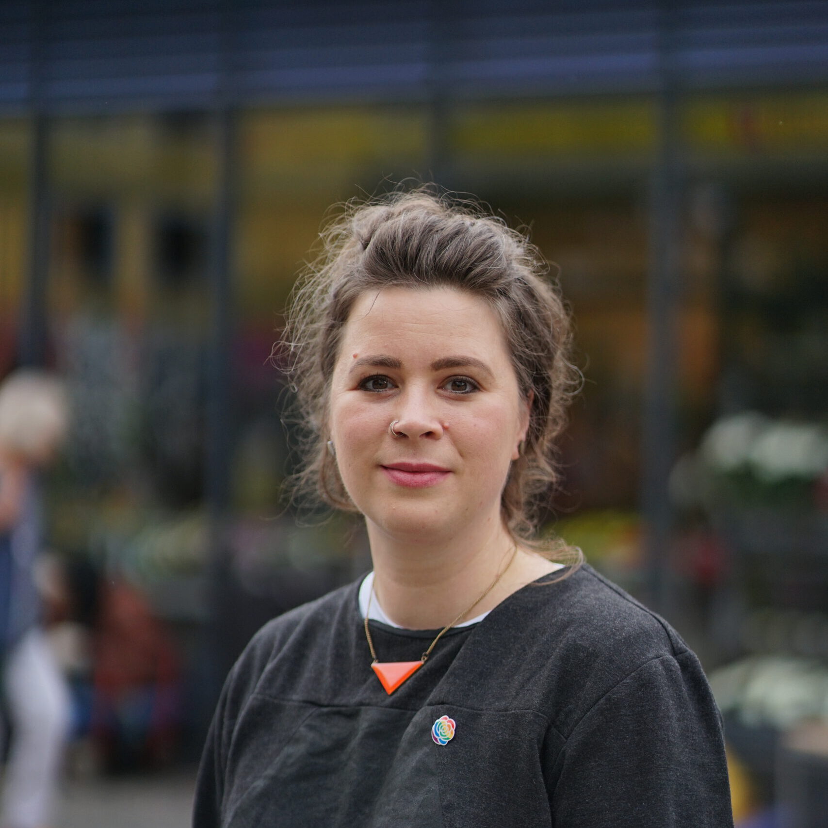 Portrait von Sarah Piel am U-Bahnhof Südstern
