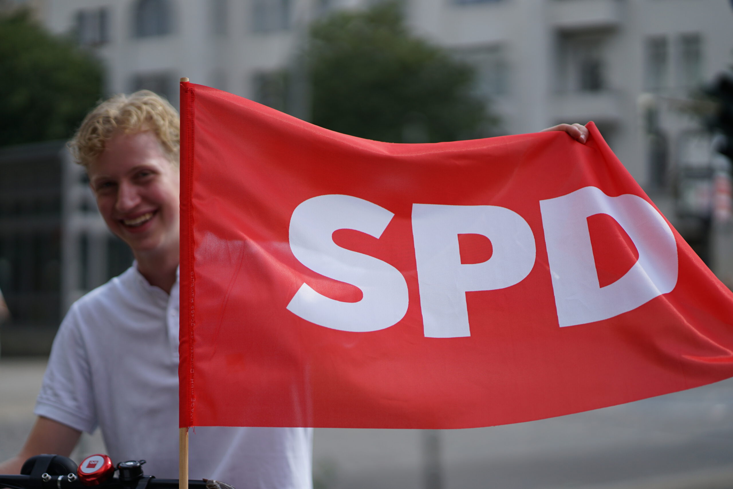 Joschka hält eine SPD-Fahne hoch