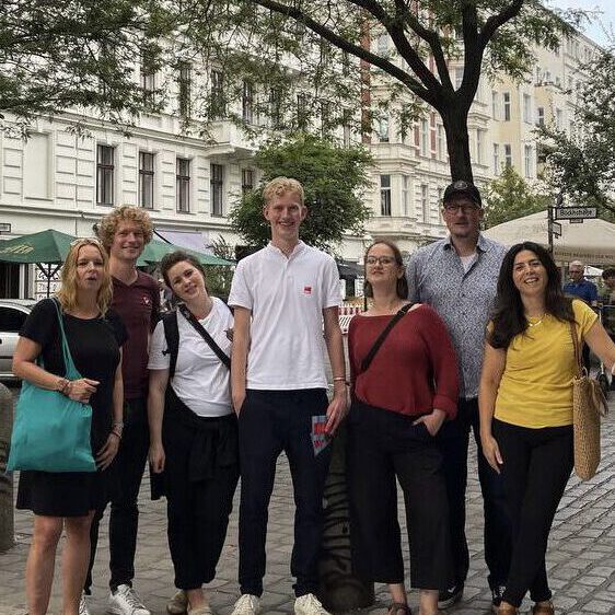 Gruppenbild von Mitgliedern der SPD Friedrichshain-Kreuzberg bei einer Aktion im Graefekiez