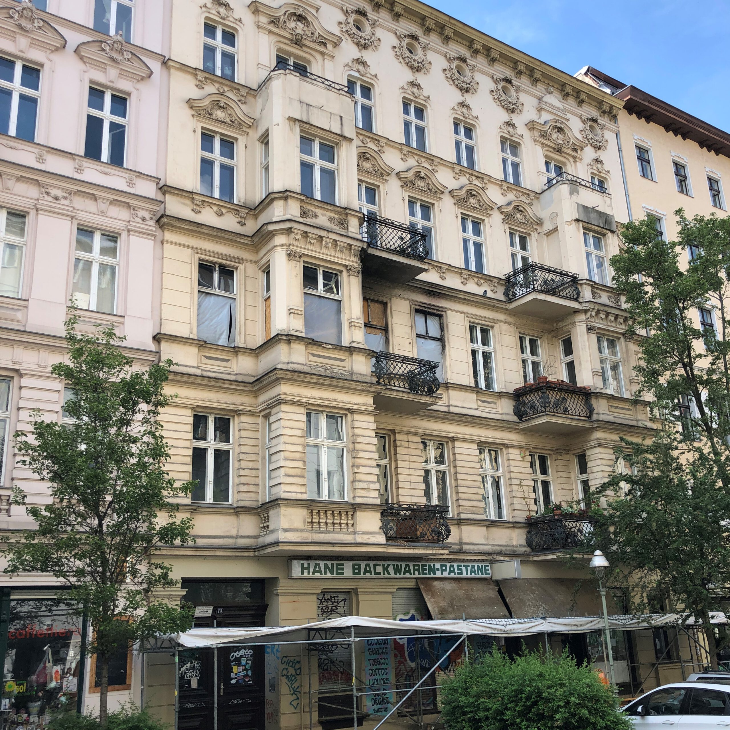 Wohnhausfassade mit Brandspuren in der Graefestraße 13