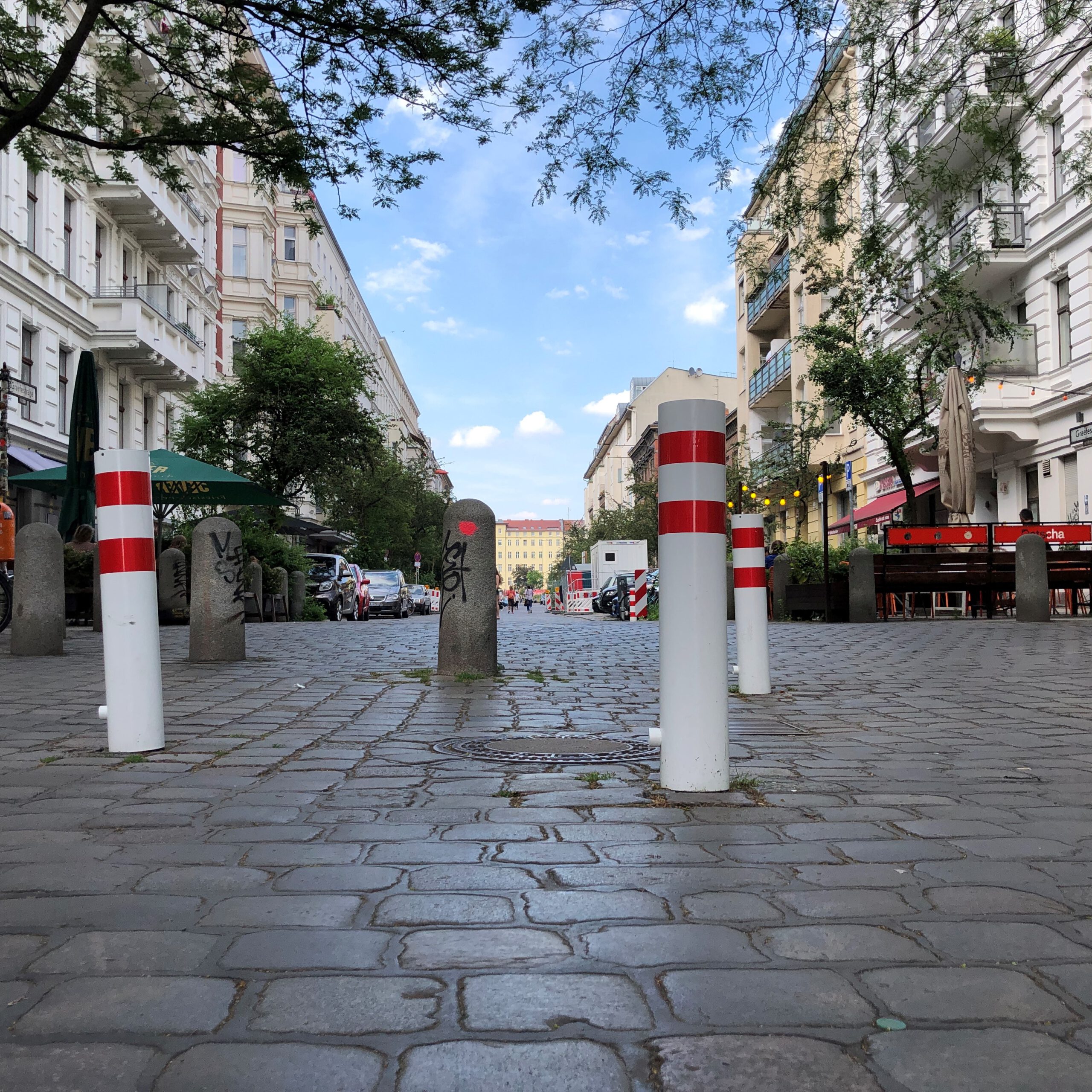 Blick durch die Straßenpoller in der Graefestraße